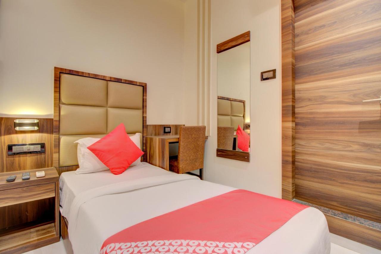 Oyo 76180 Hotel Meriton Мумбаи Экстерьер фото