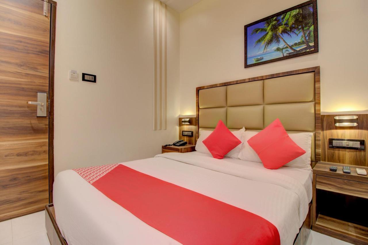 Oyo 76180 Hotel Meriton Мумбаи Экстерьер фото